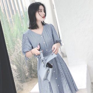 ĐẦM CỔ V FORM XÒE KÈM DÂY CỘT
