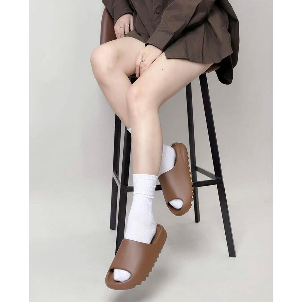 Dép quai ngang nam màu nâu đậm vân nhám cao 5cm Mẫu mới nhất Hot 2023, Dép das yz slide đế cao su non Form dáng thể thao