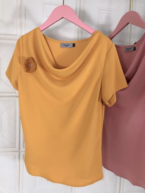 Áo lụa cổ đổ kèm hoa