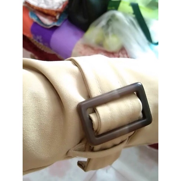 Áo khoác dáng dài khaki xẻ sau