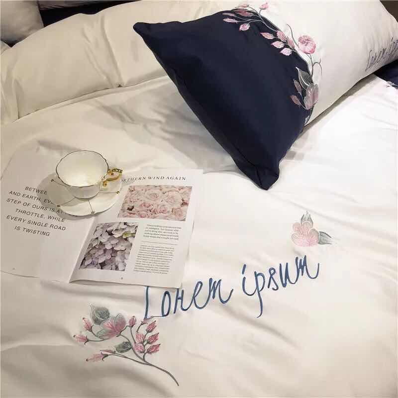 Set ga gối lụa thêu hoa hồng.