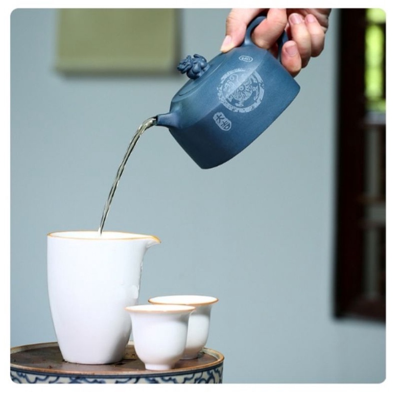 ấm trà tứ linh được các nghệ nhân làm từ 100% quặng tử sa lâu năm tặng kèm xúc trà tre cao cấp