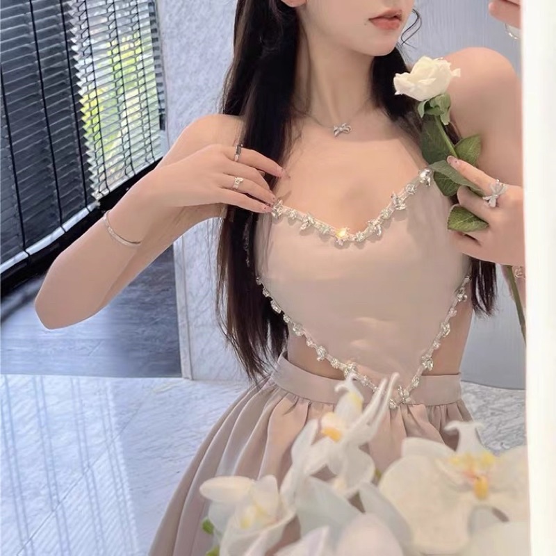 Váy 2 dây khoét eo trái tym