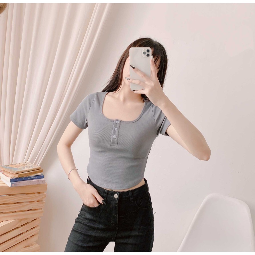 [Mã WASKT410K giảm 10K đơn 50K] Áo thun croptop cổ vuông hoa ngực Fmstyle Saigon 04TUT3724 (21TU01T373002) | BigBuy360 - bigbuy360.vn