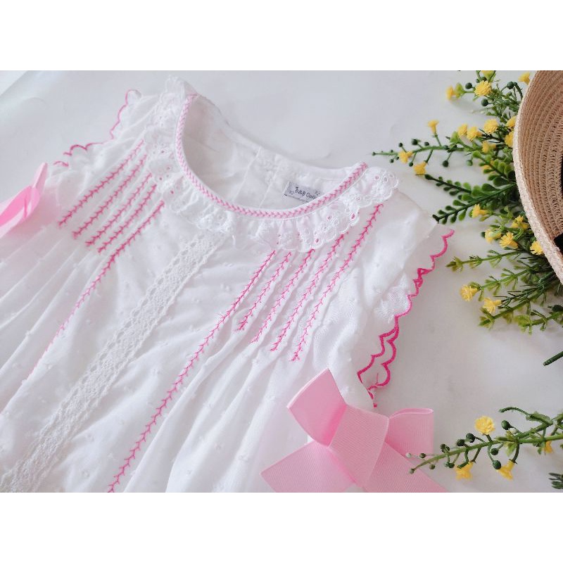 Váy đầm trắng cổ tròn đính nơ hồng cho bé gái