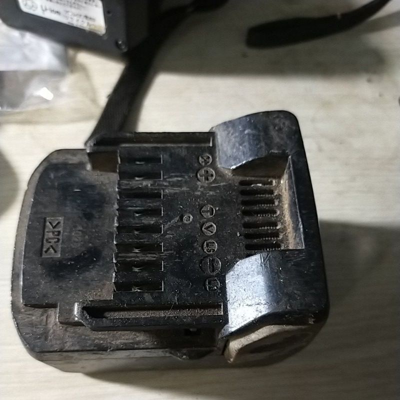 Pin Rin Hitachi 14.4 không có áp còn pin mạch bên trong, tính giá vỏ