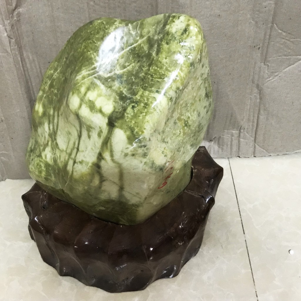 Cây đá phong thủy màu xanh lá nặng 8 kg, cao hơn 30 cm