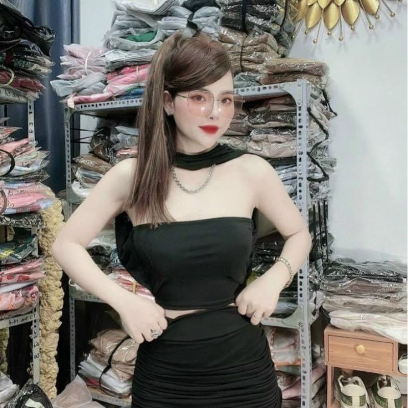 Áo thun đa năng mặc được 4 kiểu rất sang chảnh.