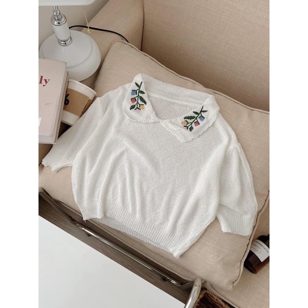 Áo len mỏng dáng croptop bo eo cổ thêu hoa Vintage