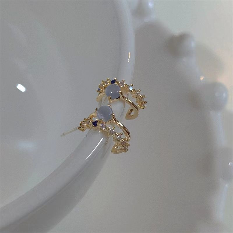 Khuyên tai dạng tròn màu mạ vàng đính đá xanh siêu xinh