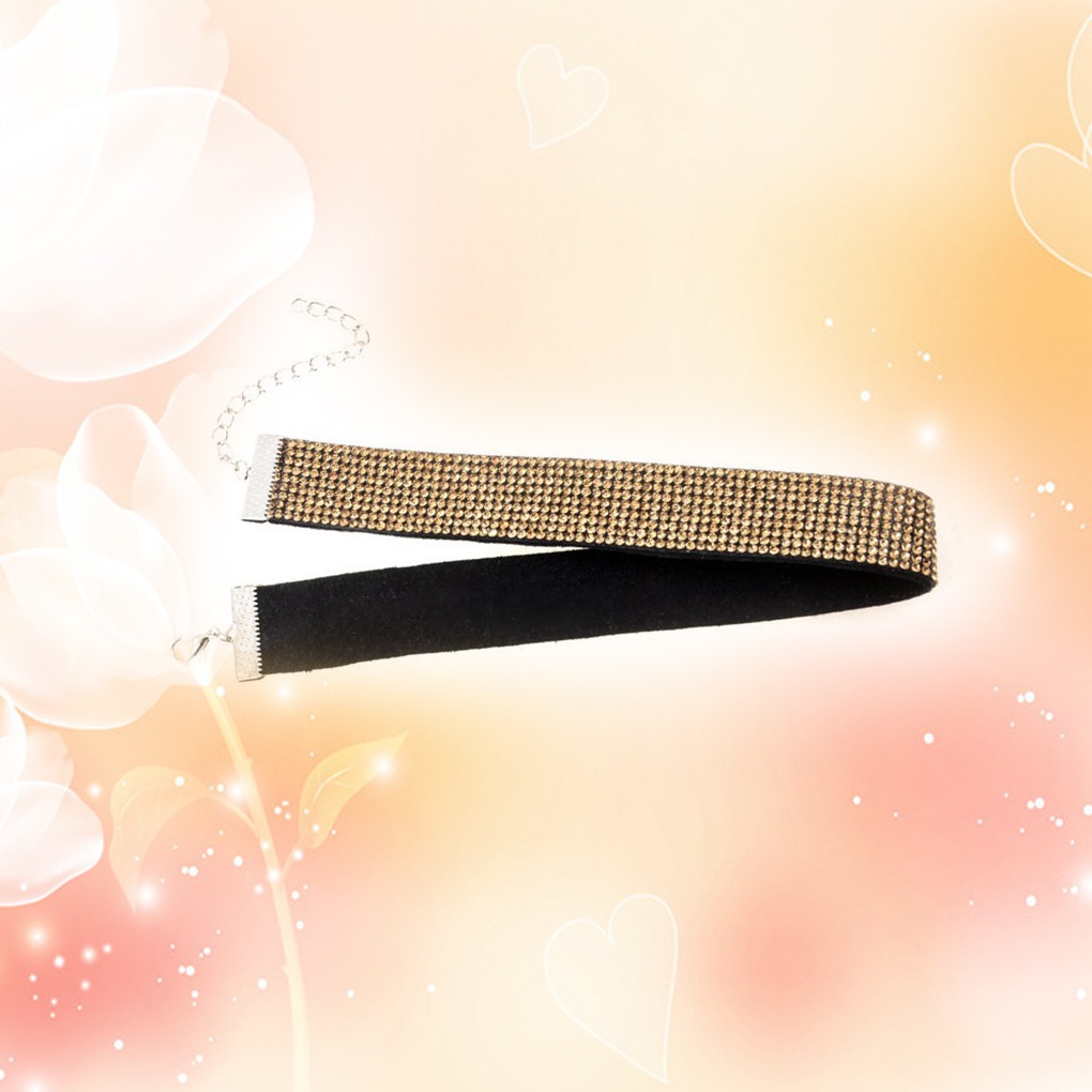 Vòng cổ nhung đen đính hạt cực nổi bật