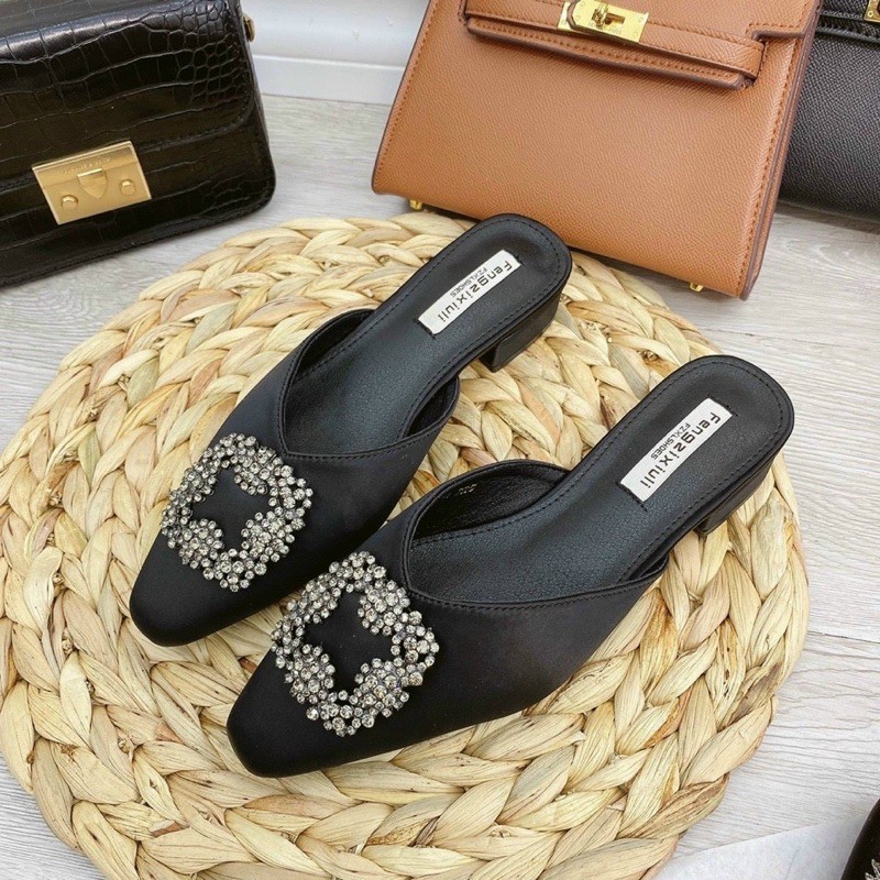 Guốc satin mũi khoá đá vuông gót 2cm