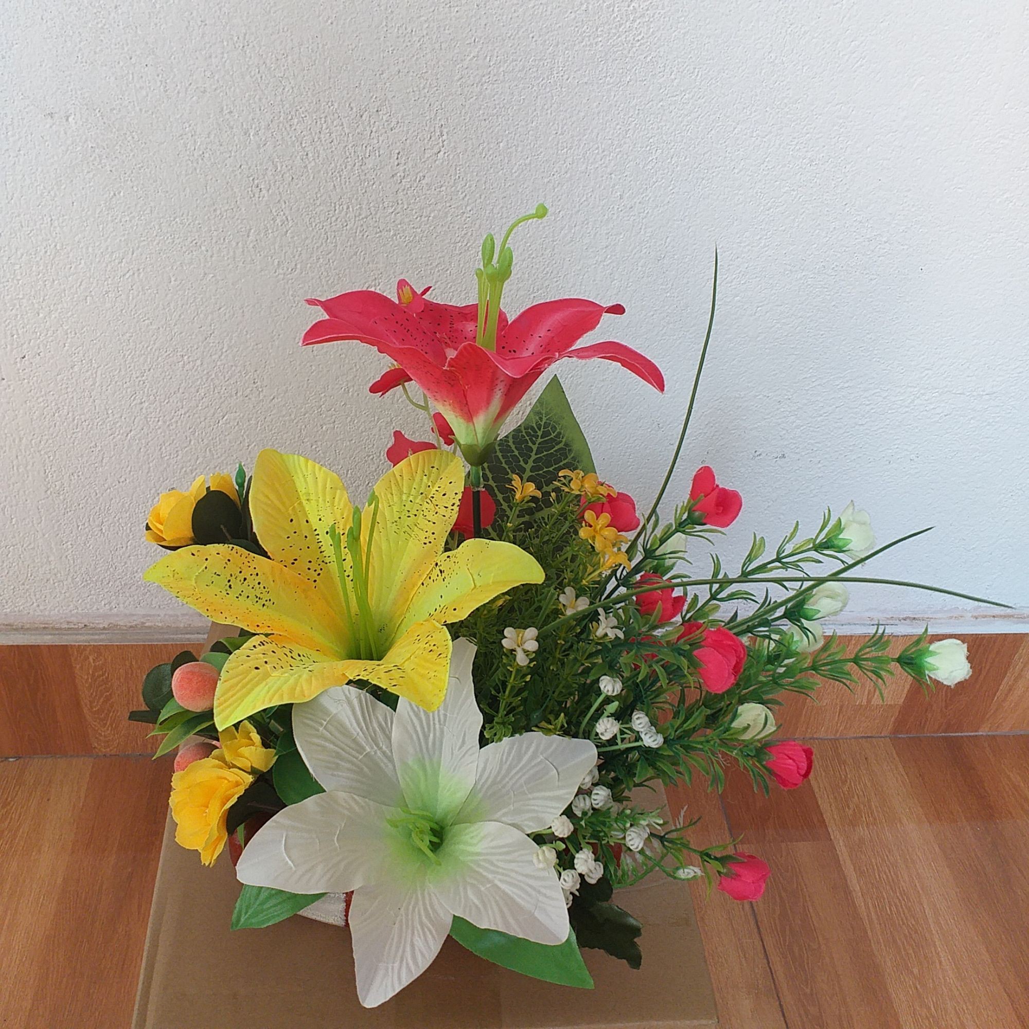 Hoa giả - Chậu hoa ly để bàn cắm sẵn như hình bao gồm chậu
