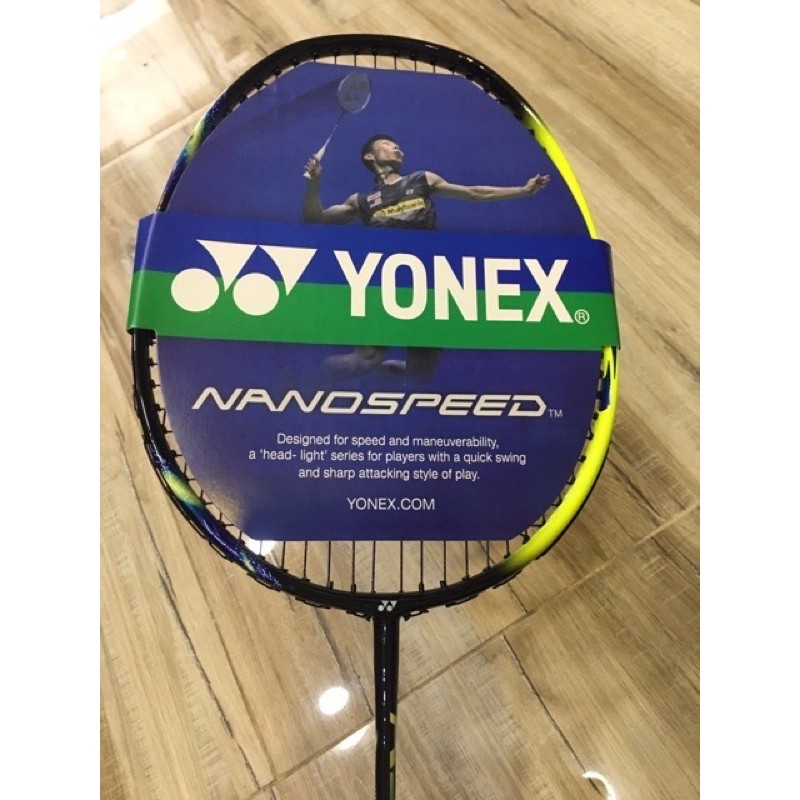 1 chiếc vợt yonex cước ( khuyến mãi căng vợt và cuốn cán )