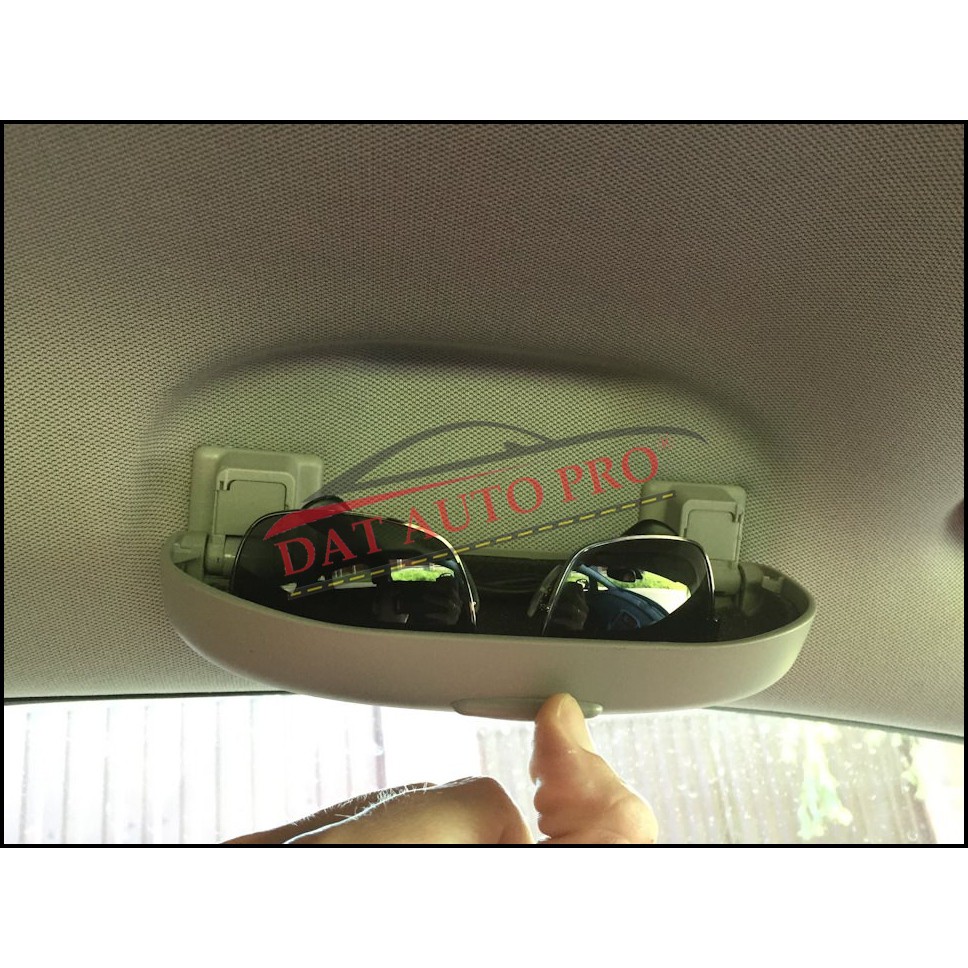 Hộp dựng kính gắn trần xe oto màu kem. | BigBuy360 - bigbuy360.vn