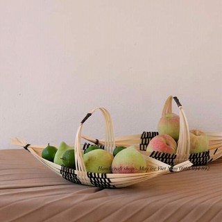 Thuyền tre có quai cầm
