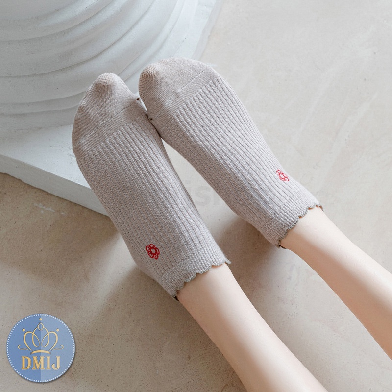 Tất nữ cổ thấp phong cách vintage thêu họa tiết đáng yêu
