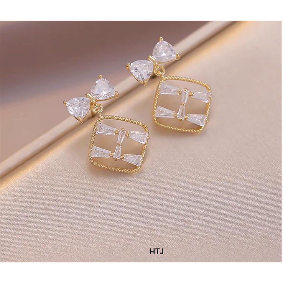 BÔNG TAI NƠ VUÔNG HOT TRÈD- CHUẨN BẠC TA