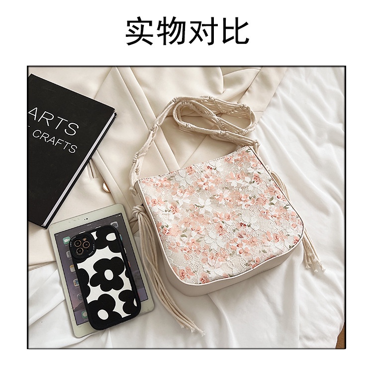 Túi JASMIN NOIR đeo chéo nắp gập in họa tiết hoa phối tua rua thời tràng cho nữ