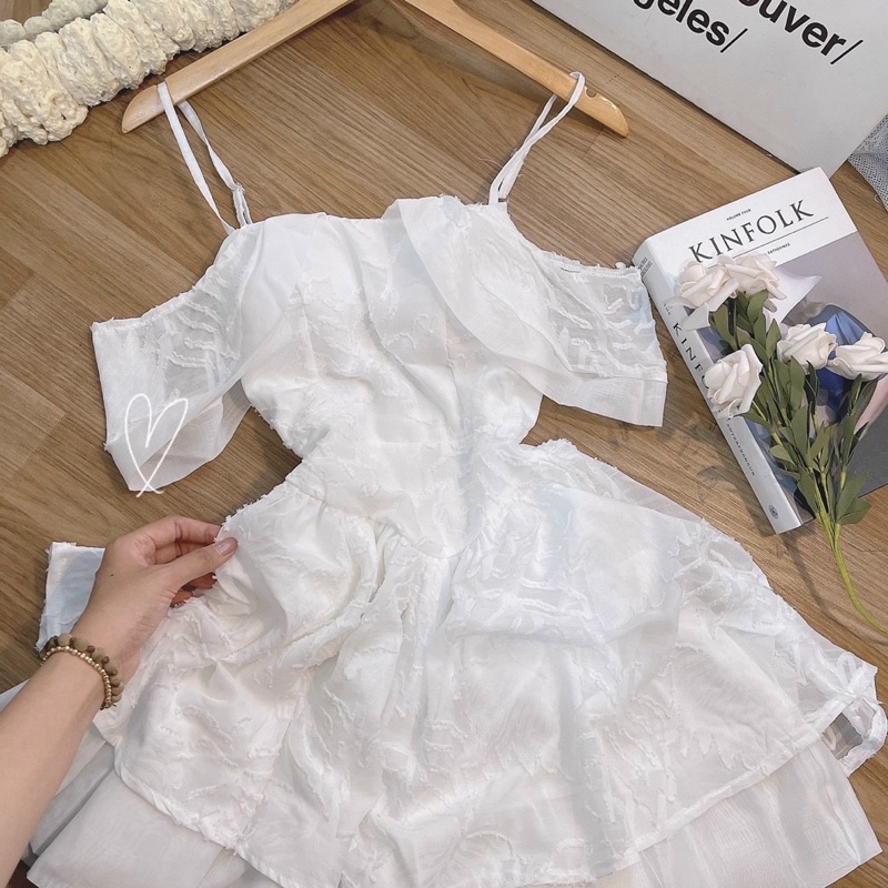 Váy trắng rớt vai nổi