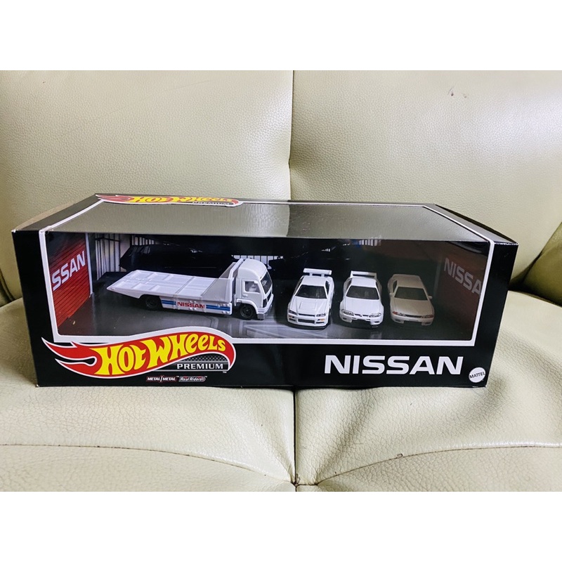 set Xe Mô Hình Hot Wheels Premium Team Tránport Nissan Walmart Exclusive