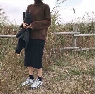 Chân váy xẻ vạt