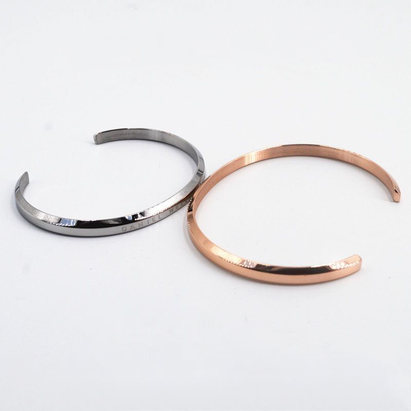 Vòng cuff titan năm nữ không sét không đen,