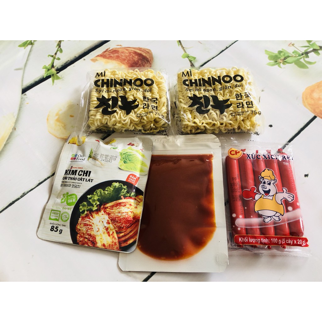 combo nấu mì cay siêu ngon (2 gói mì chinoo, kim chi, sốt, xúc xích)