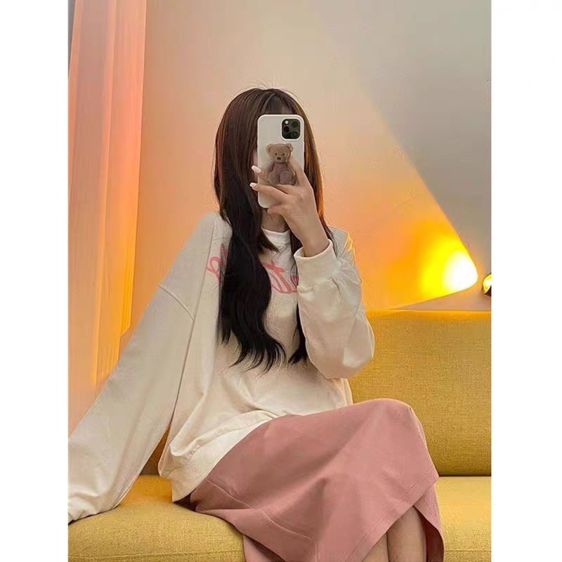 Set áo nỉ kem tay dài kèm chân váy midi hồng có hình thật trải sàn | BigBuy360 - bigbuy360.vn