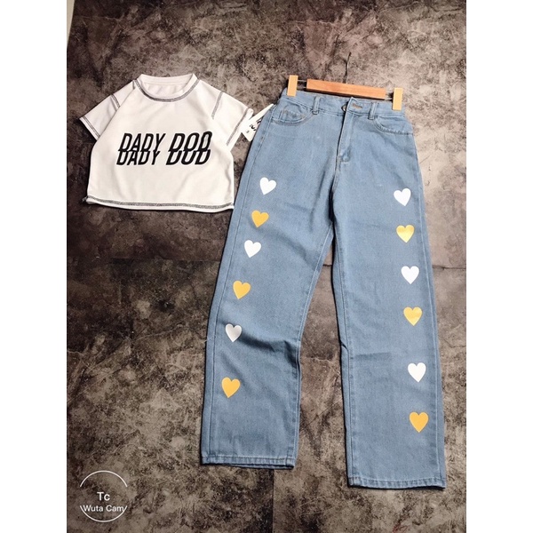 Bò ống rộng in tim và áo croptop chỉ nổi