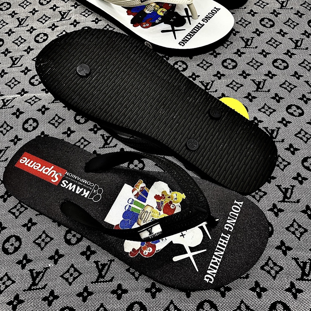 Dép Kaws x Supreme xỏ ngón nam thời trang siêu hot mẫu mới 2022. Sẵn 2 màu lựa chọn dép đế xịn chống trơn trượt