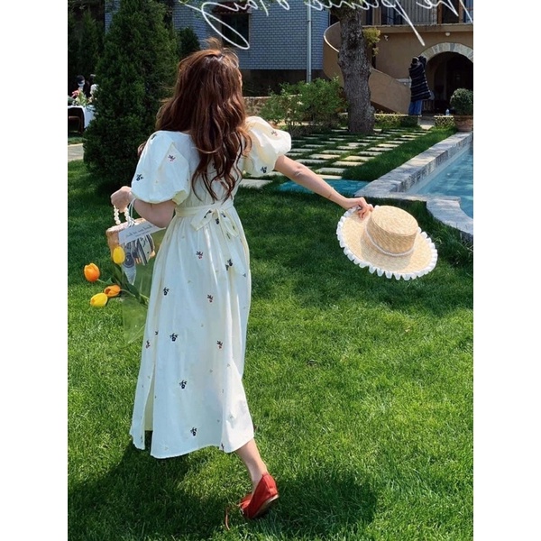 Váy trắng thêu hoa