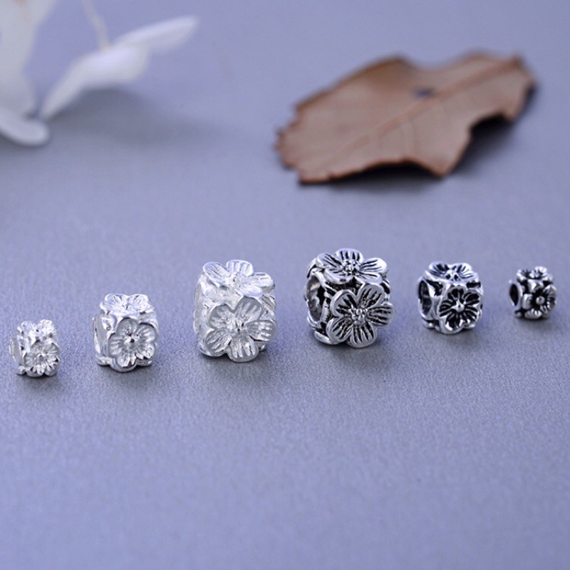 Charm bạc thái vuông hoa