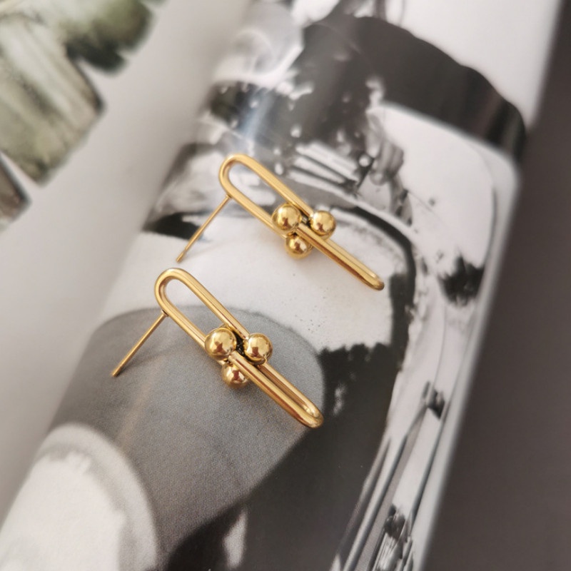 Bông Tai Cá Tính Hình Móng Ngựa Titan Ko Đen TT 4381