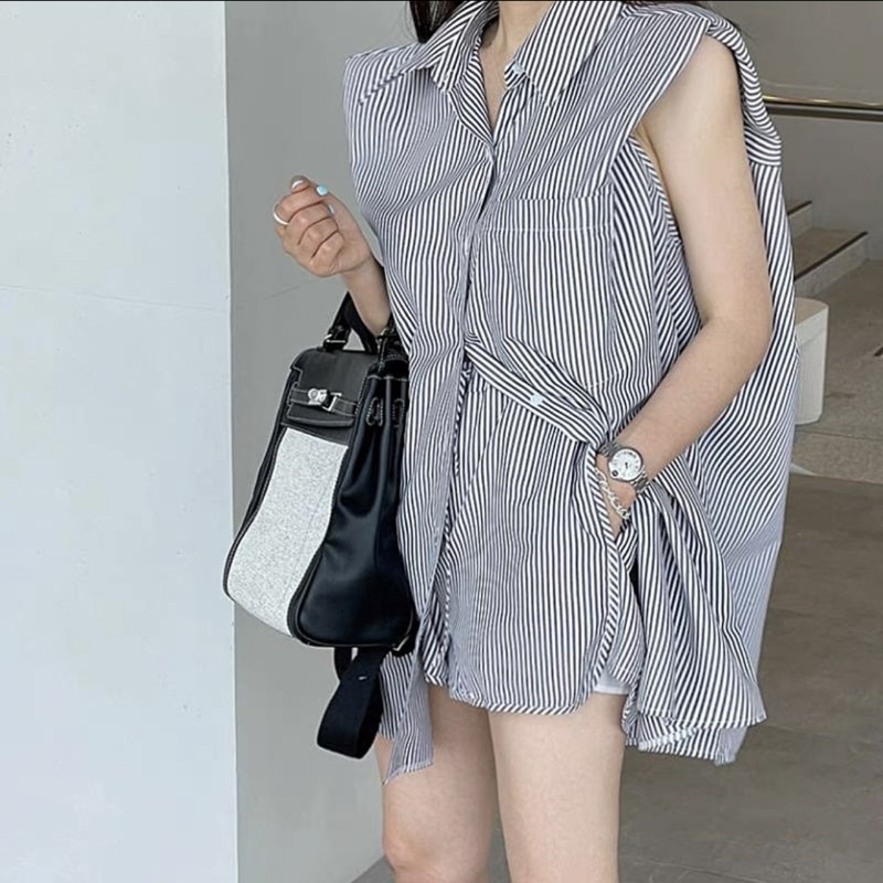 Set sơ mi sọc không tay cánh dơi đệm vai kèm quần short hai lớp cá tính
