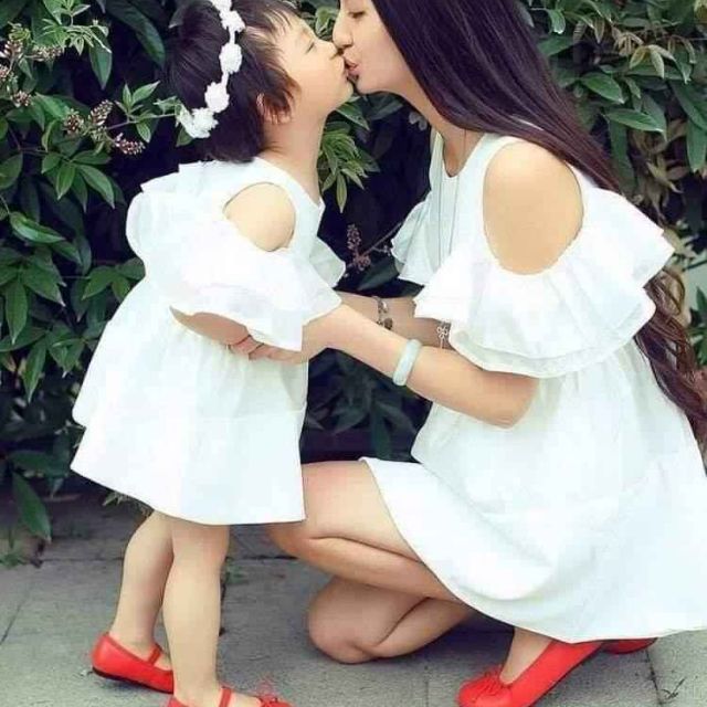 Combo đầm mẹ và bé. Đầm đũi tay phồng, chất vải rũ, mặc bao mát mẽ. Mẹ 50kg trở xuống, bé 12-14kg.