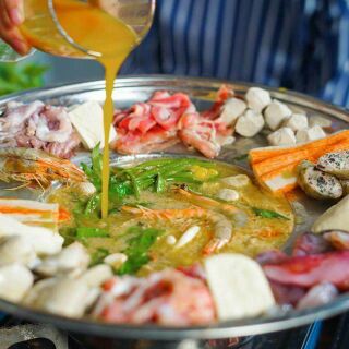 Nồi lẩu có vành( lẩu nón)