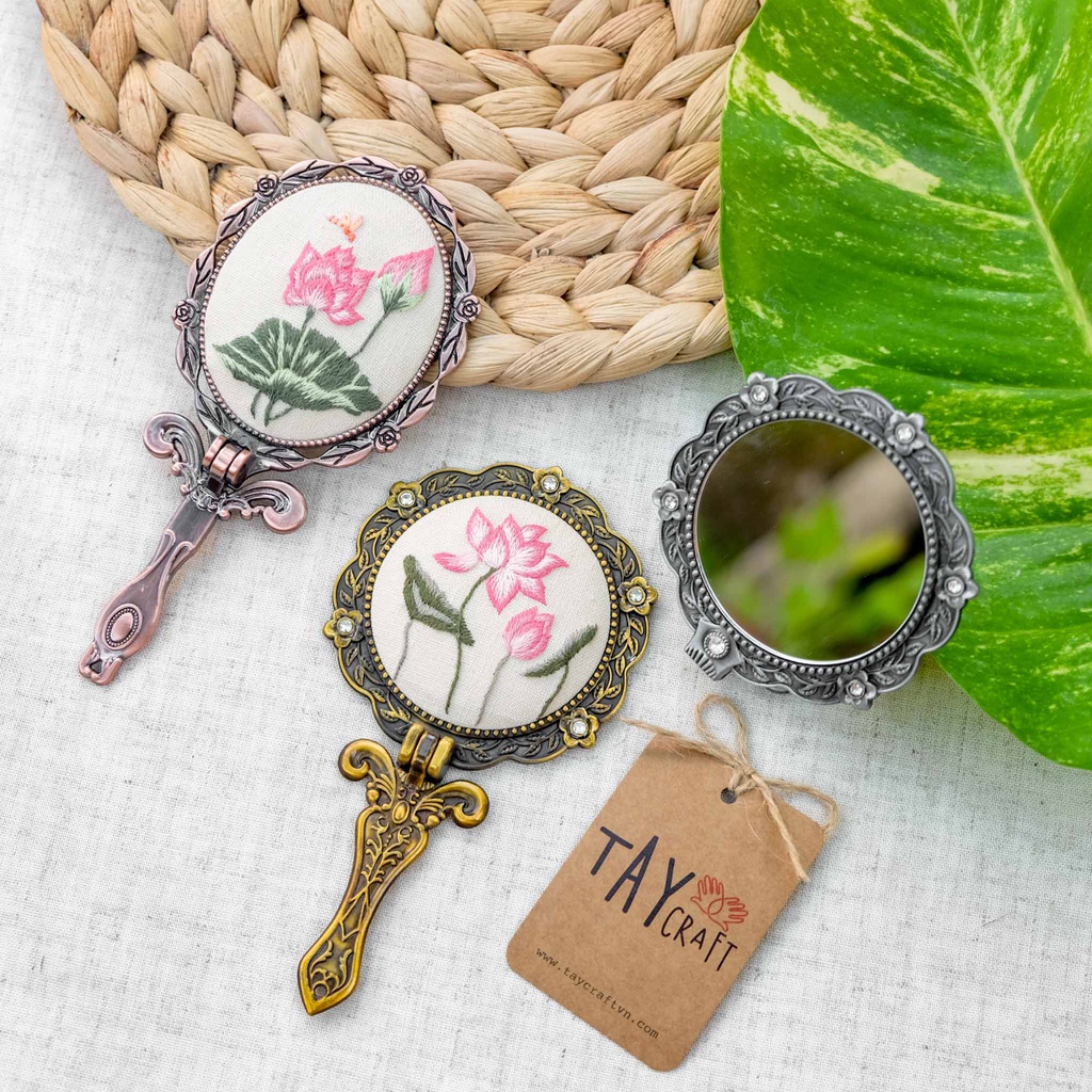 [QUÀ TẶNG Ý NGHĨA] Gương thêu tay kiểu dáng cổ điển chủ đề hoa sen, gương trang điểm mini handmade có cán cầm