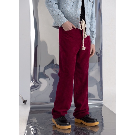 Set áo khoác jeans dáng lửng hiện đại và quần nam nhung tăm đỏ đô trong bộ sưu tập thu đông WAGG 2021