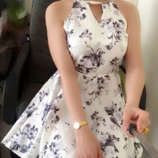 Đầm cổ yếm