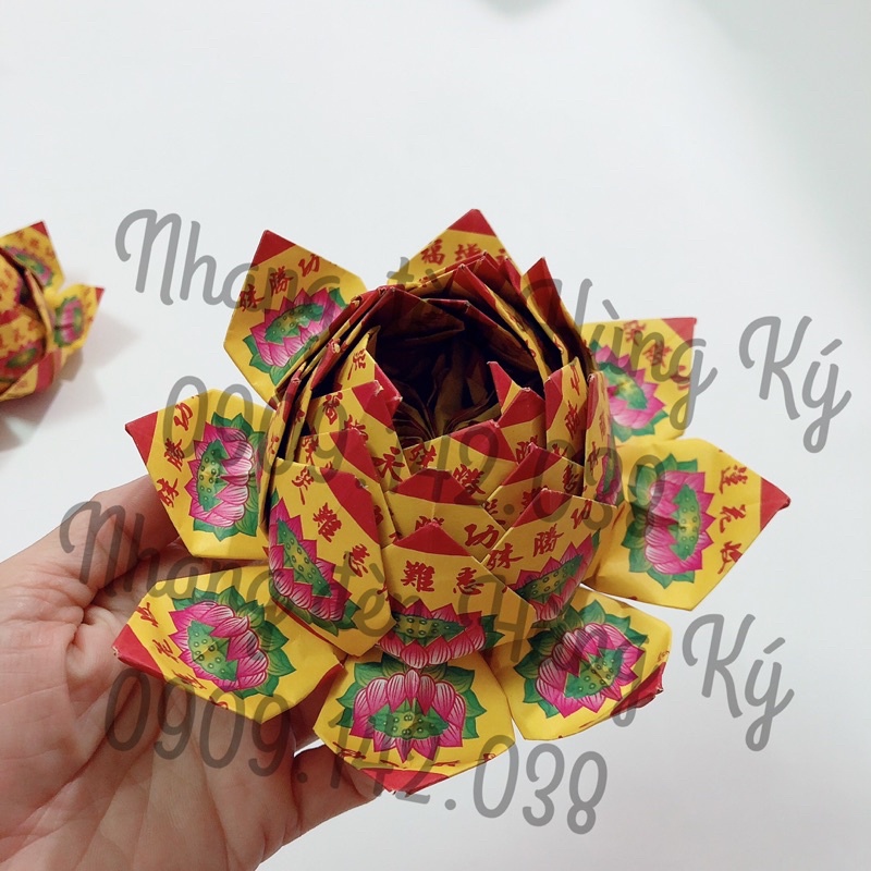 Hoa sen giấy  dùng để cung kính người đã khuất