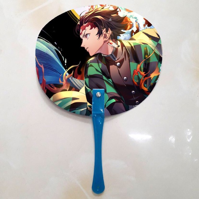 Quạt kamado tanjirou kimetsu no Yaiba in 2 mặt ảnh khác nhau cán màu ngẫu nhiên