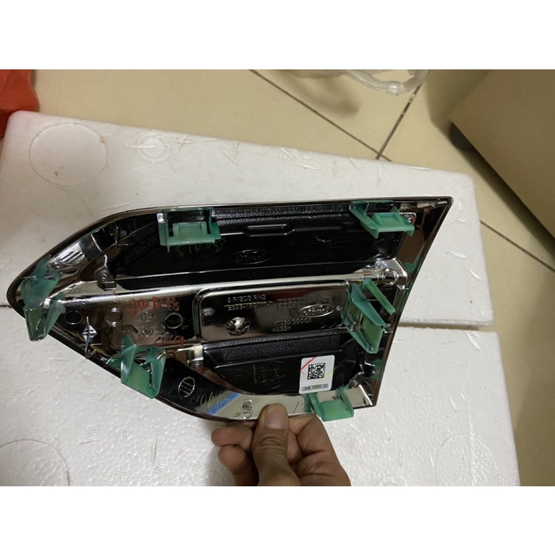 Ốp mang cá  gắn tai xe Ford Everest /bên phụ/ EB3B-16G000-C