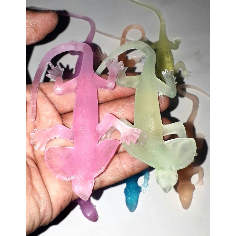 Sét 8 con tắc kè mô hình bằng cao su trong mềm và dẽo dài 18cm có màu và mẫu khác nhau