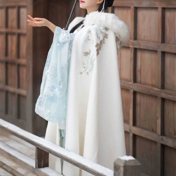 Áo choàng dài Hán phục hoa lan tường vi màu đỏ phối lông cừu trắng nặng tay ấm áp mùa đông cho nữ | BigBuy360 - bigbuy360.vn