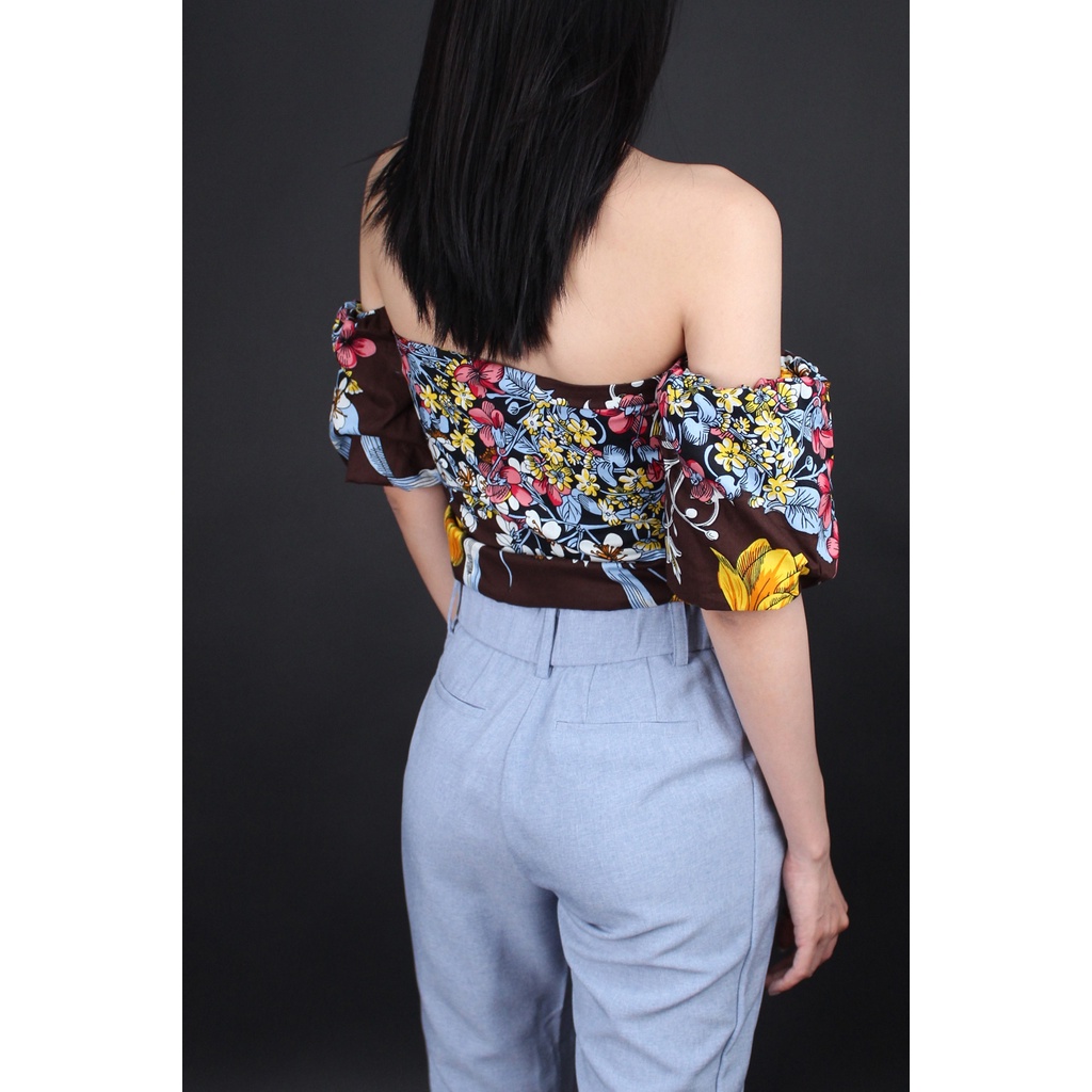 Q6954 - Áo croptop trễ vai F21 tay ngắn phồng, in hoa lá lớn
