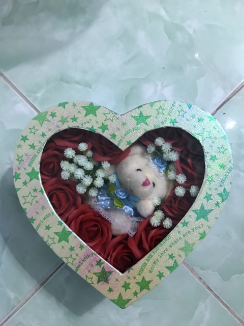 Hoa hồng sáp hộp tim có gấu