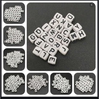 ( chọn chữ )100 hạt  chữ 7mm nền trắng chữ đen -hạt nhựa vuông đan vòng tay