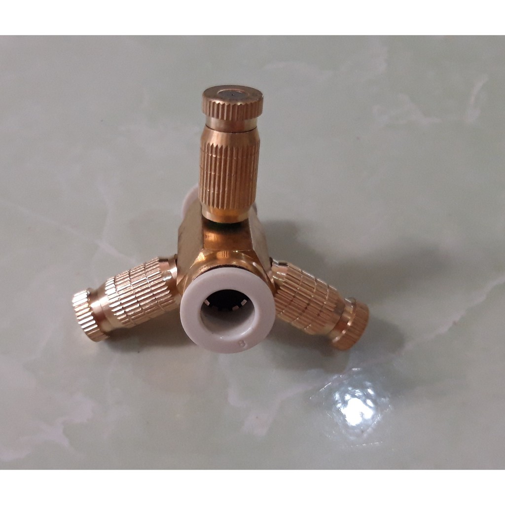 Đế 3 hướng giữa kèm béc phun sương từ số 1-8.