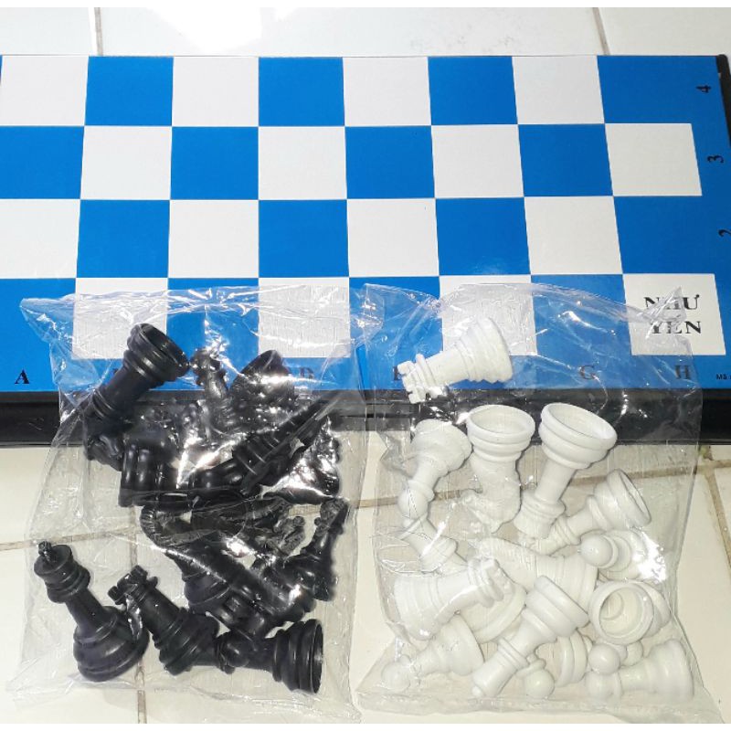 Một bộ trò chơi Cờ Vua có bàn chơi bằng nhựa kích thước 30x30cm